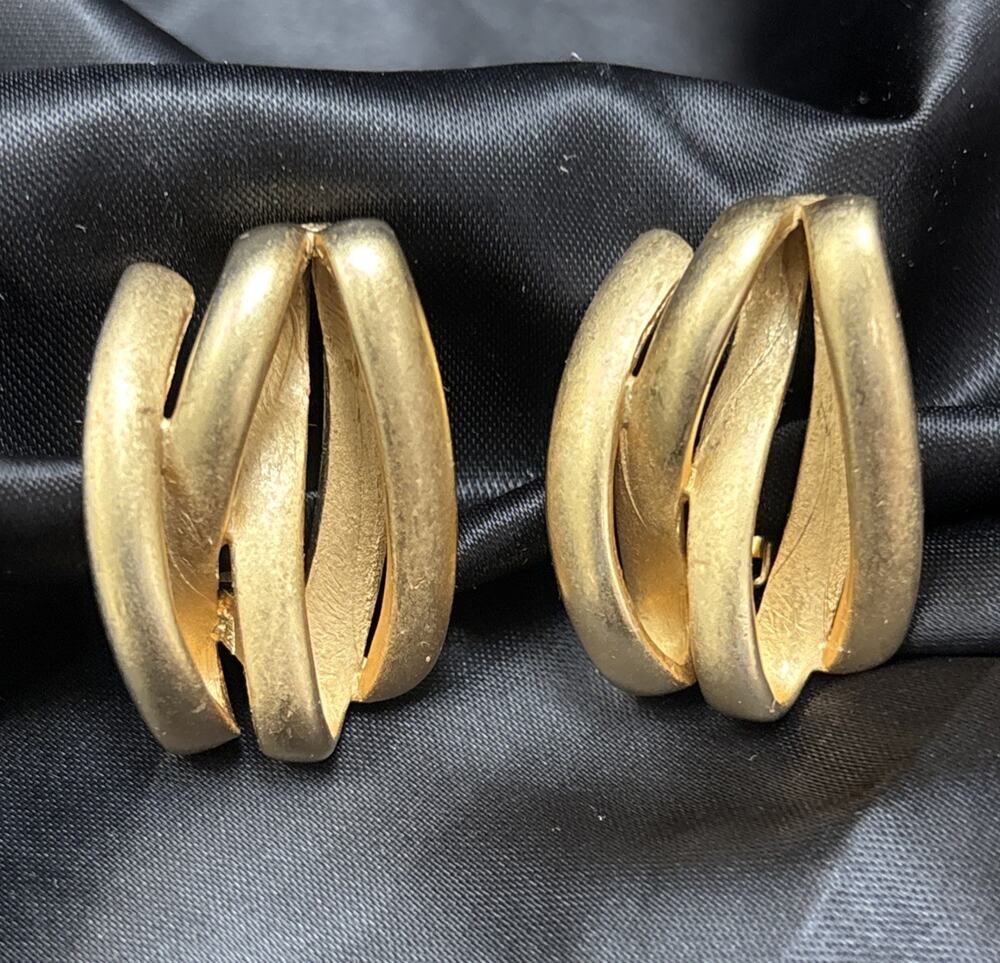 Vintage Erwin Pearl Clip On Earrings Matte Gold Tone Brutalist Style Swirl